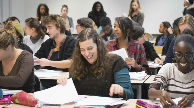 Devenir prof dès Bac+3 : la ministre veut relancer l’attractivité du métier