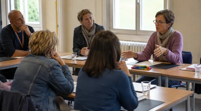 Équipe enseignante réunie dans une salle de travail